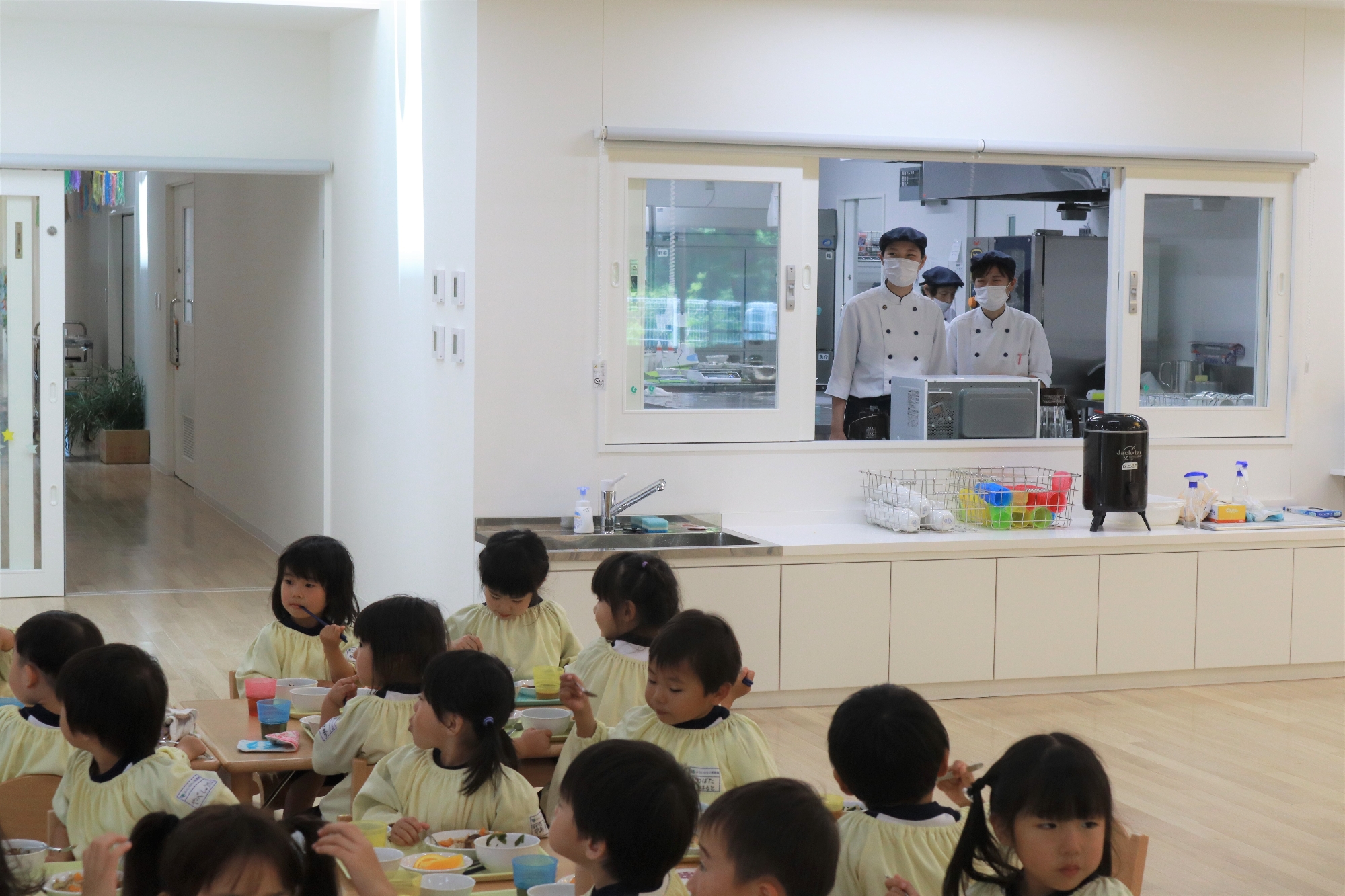 3歳から5歳児は定期的に合同ランチを実施☆